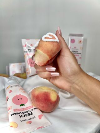 💖 Hebkost, která voní po broskvích 🍑✨ Naše ruce si zaslouží tu nejjemnější péči – a mléčný broskvový krém na ruce je...